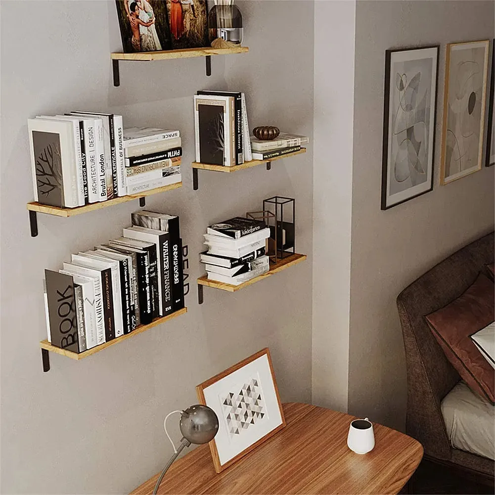 Holzregale mit klarem Landhausstil-Design
