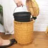 Abfalleimer aus Rattan mit Pedal Abfalleimer aus Rattan mit Pedal