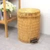 Abfalleimer aus Rattan mit Pedal Abfalleimer aus Rattan mit Pedal