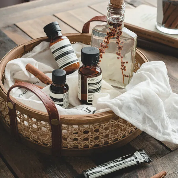 Aufbewahrungskorb aus Rattan mit Lederhenkeln Aufbewahrungskorb aus Rattan mit Lederhenkeln