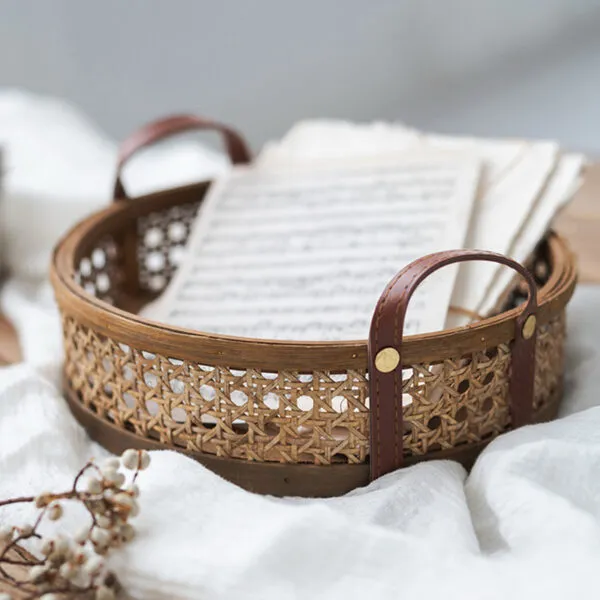 Aufbewahrungskorb aus Rattan mit Lederhenkeln Aufbewahrungskorb aus Rattan mit Lederhenkeln
