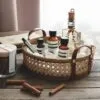 Aufbewahrungskorb aus Rattan mit Lederhenkeln Aufbewahrungskorb aus Rattan mit Lederhenkeln