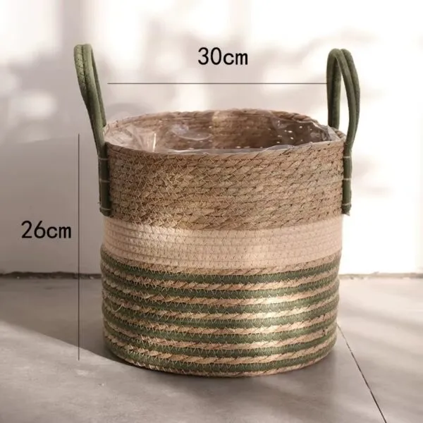 Boho-Rattankorb mit grünen Linien Boho-Rattankorb mit grünen Linien
