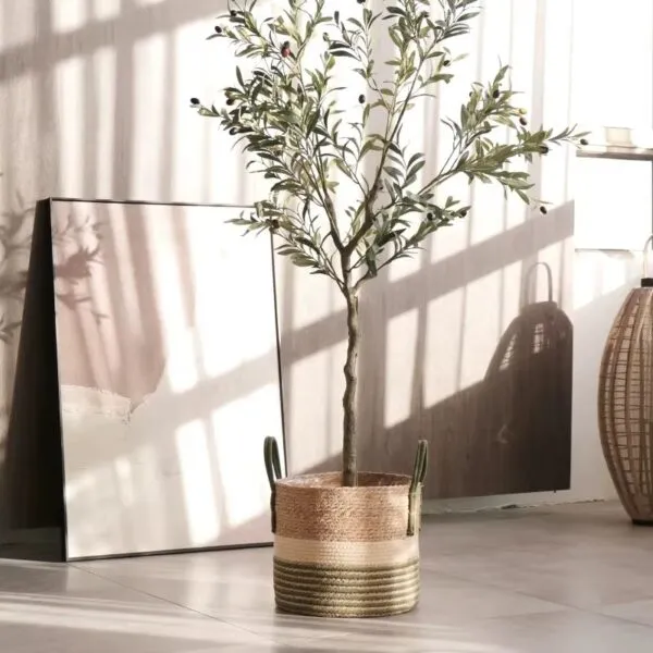 Boho-Rattankorb mit grünen Linien Boho-Rattankorb mit grünen Linien