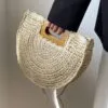 Damenhandtasche aus Rattan mit Holzgriff