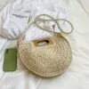 Damenhandtasche aus Rattan mit Holzgriff