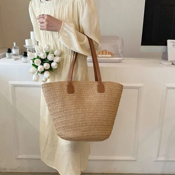 Damenkorb mit großen Henkeln aus Rattan Damenkorb mit großen Henkeln aus Rattan