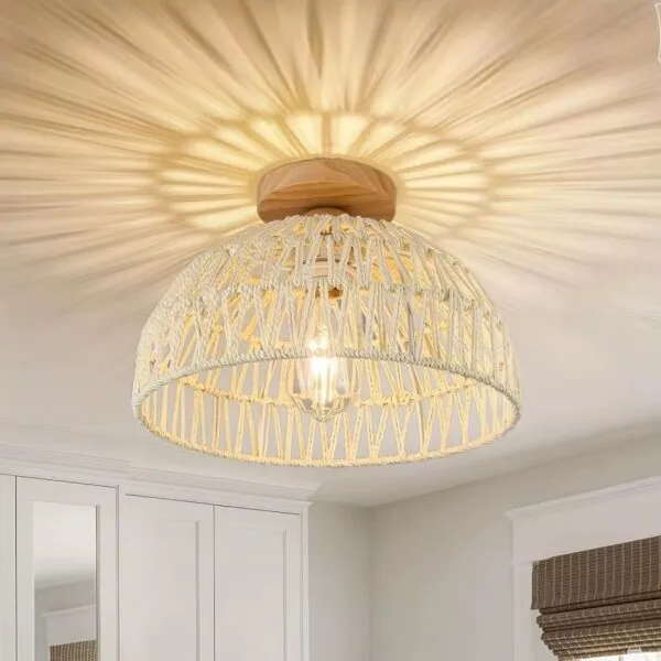 Deckenleuchte aus Rattan im Boho-Stil Deckenleuchte aus Rattan im Boho-Stil
