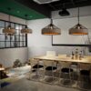 Deckenleuchte im Industrie-Look mit schwarzem Gestell und Rattanschirm Deckenleuchte im Industrie-Look mit schwarzem Gestell und Rattanschirm
