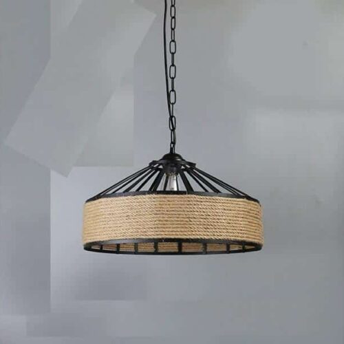 Deckenleuchte im Industrie-Look mit schwarzem Gestell und Rattanschirm