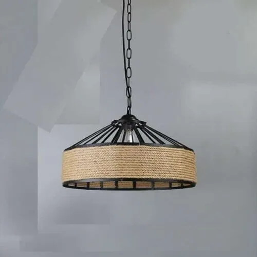 Deckenleuchte im Industrie-Look mit schwarzem Gestell und Rattanschirm Deckenleuchte im Industrie-Look mit schwarzem Gestell und Rattanschirm