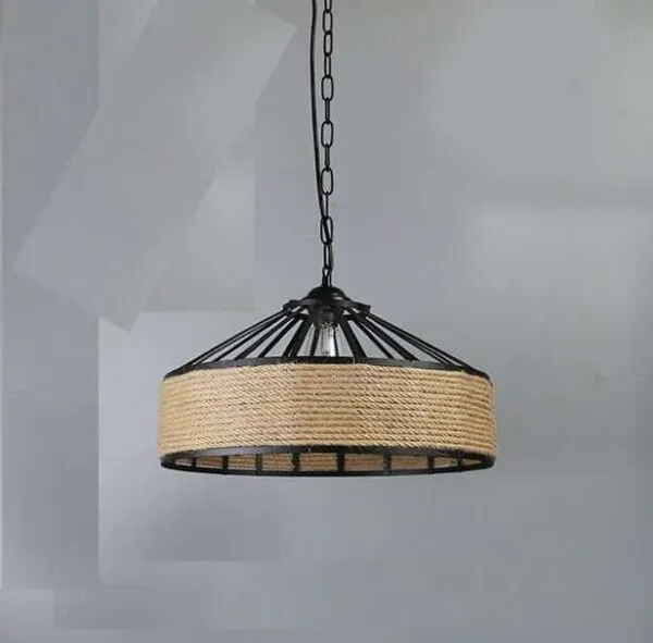 Deckenleuchte im Industrie-Look mit schwarzem Gestell und Rattanschirm Deckenleuchte im Industrie-Look mit schwarzem Gestell und Rattanschirm