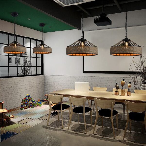 Deckenleuchte im Industrie-Look mit schwarzem Gestell und Rattanschirm Deckenleuchte im Industrie-Look mit schwarzem Gestell und Rattanschirm