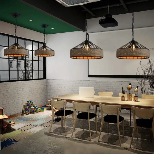 Deckenleuchte im Industrie-Look mit schwarzem Gestell und Rattanschirm Deckenleuchte im Industrie-Look mit schwarzem Gestell und Rattanschirm