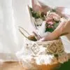 Deko-Korb aus Rattan mit Makramee-Pompon Deko-Korb aus Rattan mit Makramee-Pompon