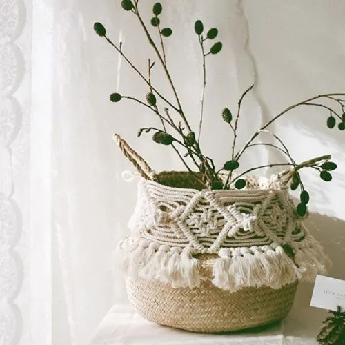 Deko-Korb aus Rattan mit Makramee-Pompon Deko-Korb aus Rattan mit Makramee-Pompon