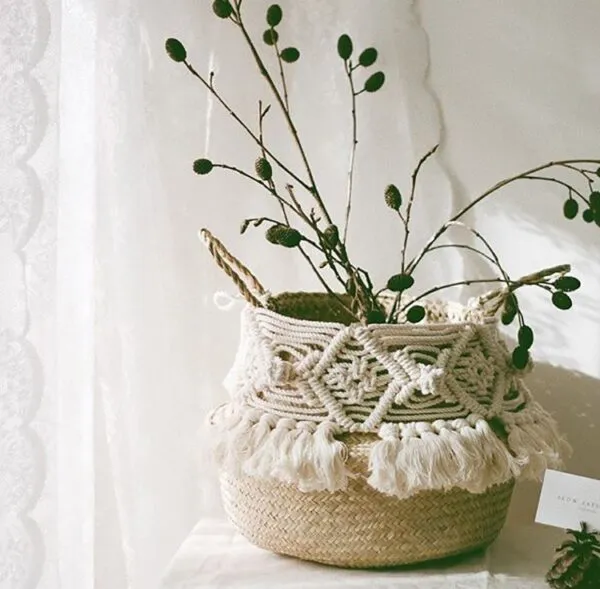 Deko-Korb aus Rattan mit Makramee-Pompon Deko-Korb aus Rattan mit Makramee-Pompon