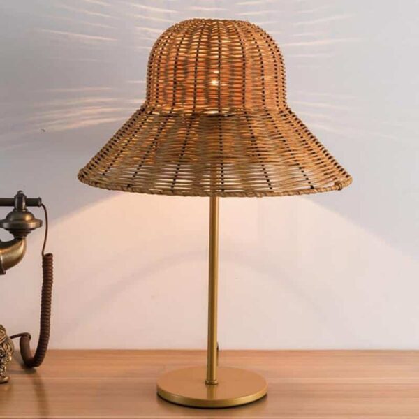 Dekorative Tischleuchte aus Rattan mit Schirm