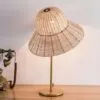 Dekorative Tischleuchte aus Rattan mit Schirm Dekorative Tischleuchte aus Rattan mit Schirm