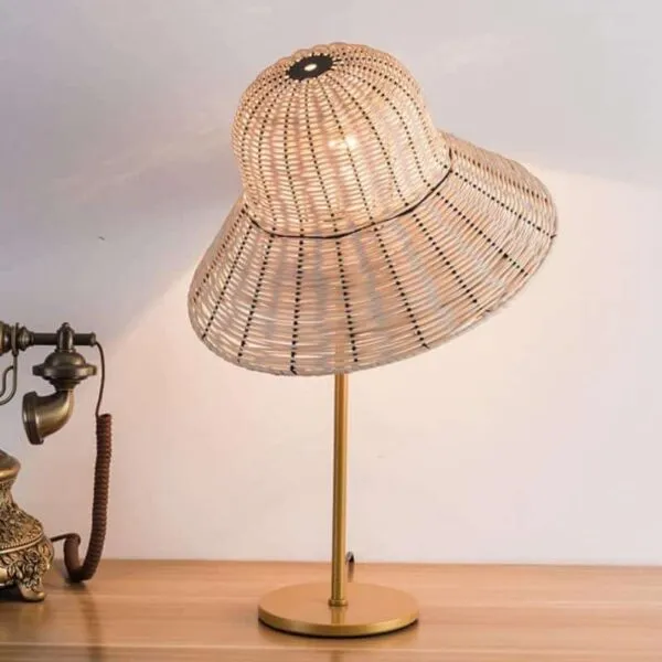 Dekorative Tischleuchte aus Rattan mit Schirm Dekorative Tischleuchte aus Rattan mit Schirm