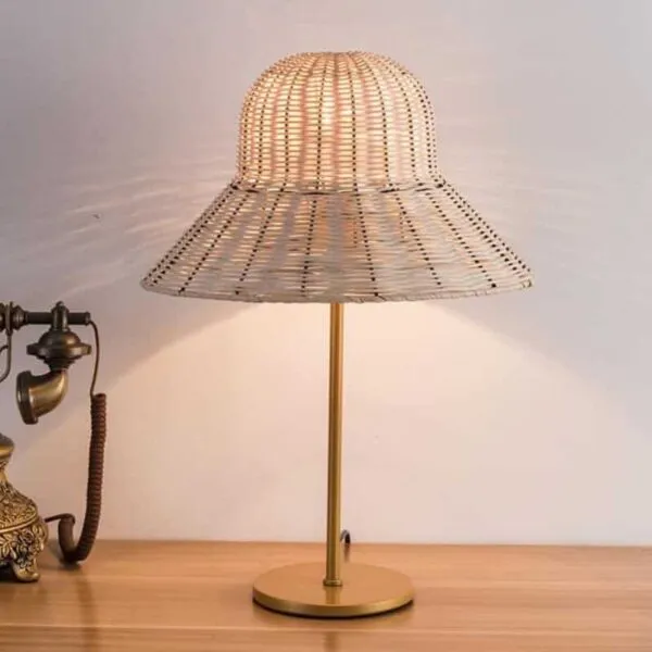Dekorative Tischleuchte aus Rattan mit Schirm Dekorative Tischleuchte aus Rattan mit Schirm