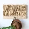 Dekorative Wandaufbewahrung aus Holz mit Haken Dekorative Wandaufbewahrung aus Holz mit Haken