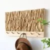 Dekorative Wandaufbewahrung aus Holz mit Haken Dekorative Wandaufbewahrung aus Holz mit Haken