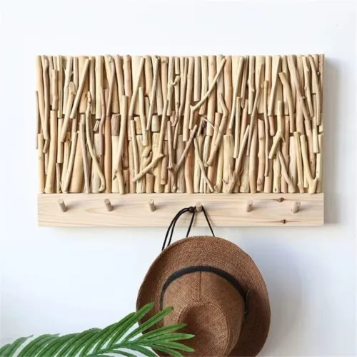 Dekorative Wandaufbewahrung aus Holz mit Haken