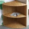 Eckregal mit Rattan-Optik, drei Ebenen Eckregal mit Rattan-Optik, drei Ebenen