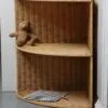 Eckregal mit Rattan-Optik, drei Ebenen Eckregal mit Rattan-Optik, drei Ebenen