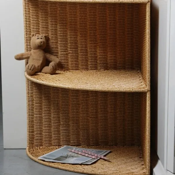 Eckregal mit Rattan-Optik, drei Ebenen Eckregal mit Rattan-Optik, drei Ebenen