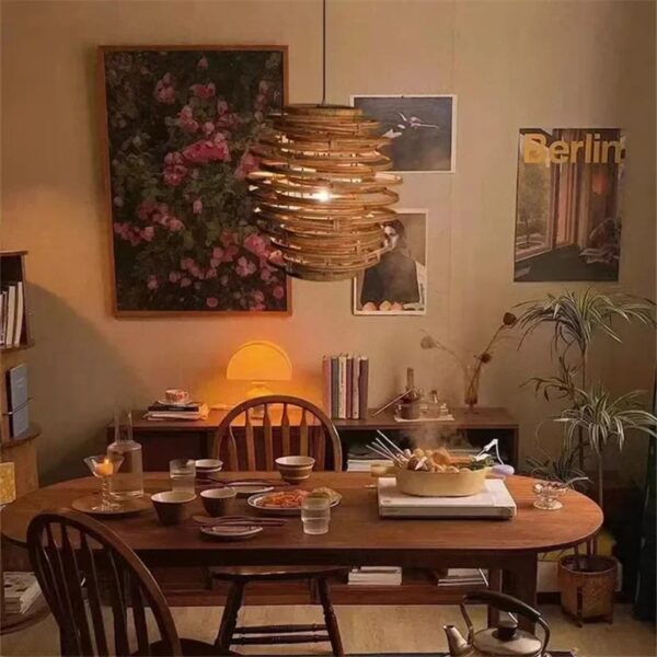 Elegante Hängelampe aus Rattan im japanischen Stil