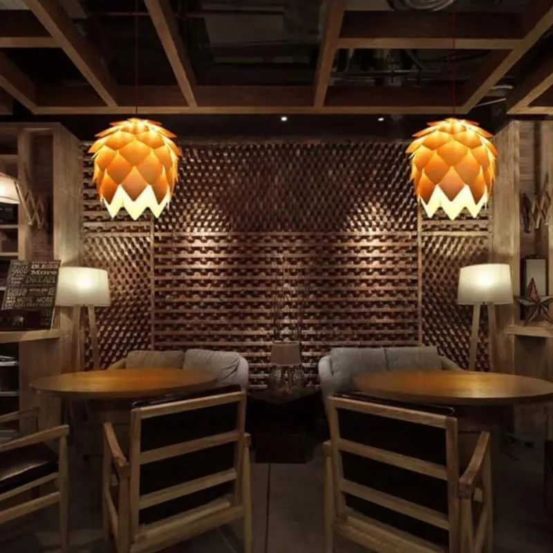 Geschnitzte Holzleuchte mit Charakter
