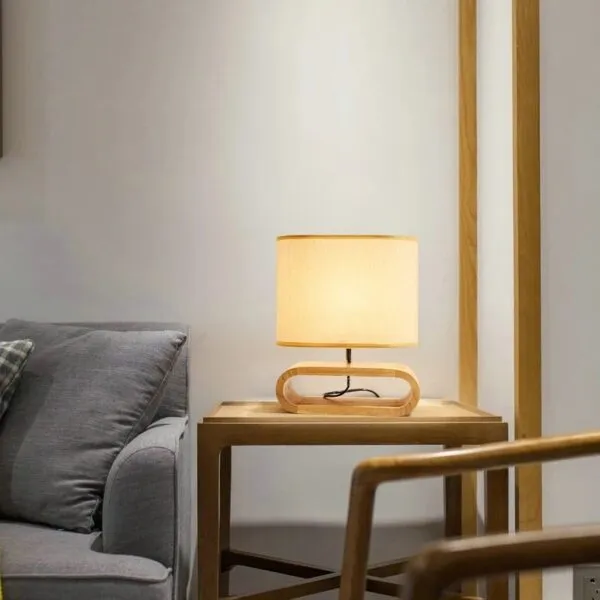 Elegante Tischlampe aus Holz Elegante Tischlampe aus Holz