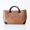 Eleganter Rattankorb mit Holzgriffen Eleganter Rattankorb mit Holzgriffen