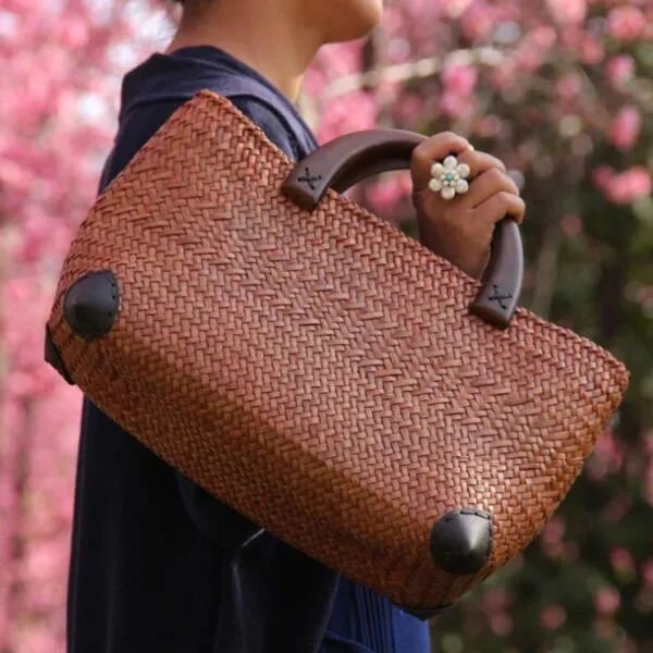 Eleganter Rattankorb mit Holzgriffen Eleganter Rattankorb mit Holzgriffen