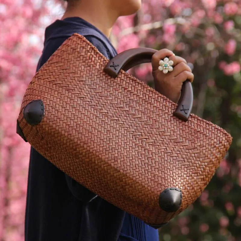 Robustes Rattan, edle Holzgriffe