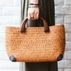Eleganter Rattankorb mit Holzgriffen Eleganter Rattankorb mit Holzgriffen