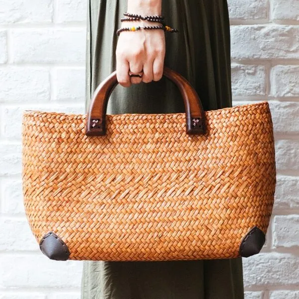 Eleganter Rattankorb mit Holzgriffen Eleganter Rattankorb mit Holzgriffen