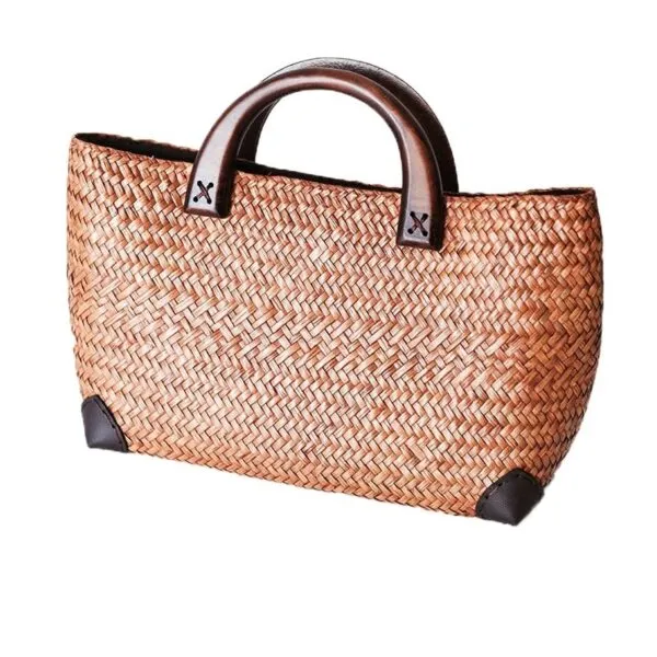 Eleganter Rattankorb mit Holzgriffen Eleganter Rattankorb mit Holzgriffen