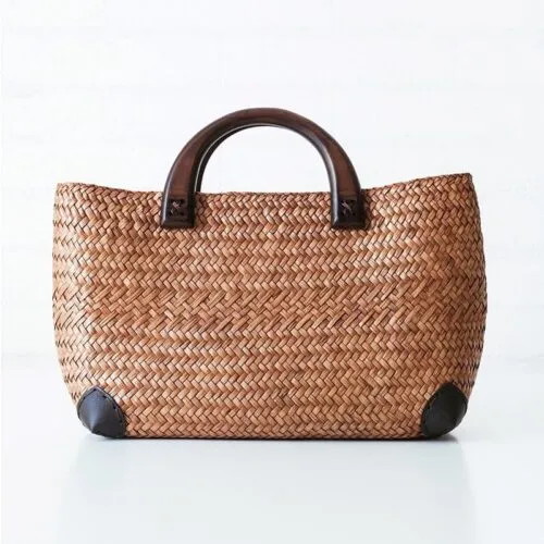 Eleganter Rattankorb mit Holzgriffen Eleganter Rattankorb mit Holzgriffen