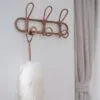 Garderobenhaken mit 3 Haken aus dunklem Rattan Garderobenhaken mit 3 Haken aus dunklem Rattan