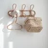 Garderobenhaken mit 3 Haken aus dunklem Rattan Garderobenhaken mit 3 Haken aus dunklem Rattan