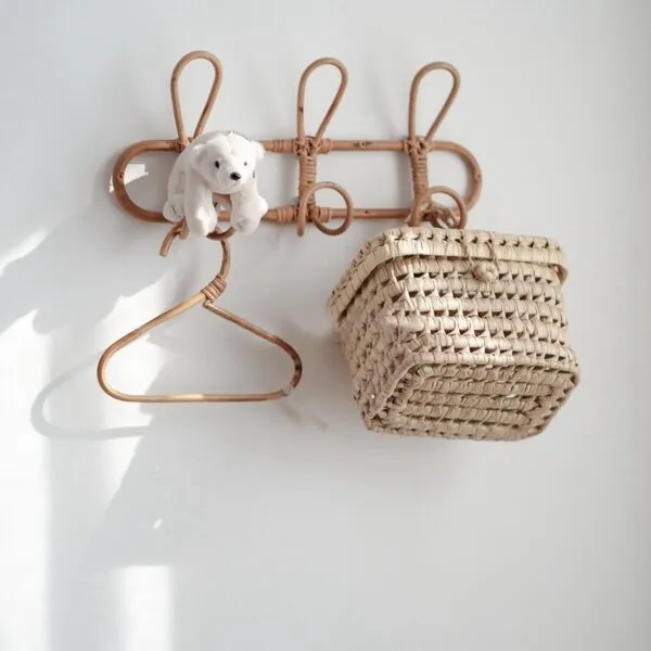 Garderobenhaken mit 3 Haken aus dunklem Rattan Garderobenhaken mit 3 Haken aus dunklem Rattan