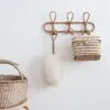 Garderobenhaken mit 3 Haken aus dunklem Rattan Garderobenhaken mit 3 Haken aus dunklem Rattan
