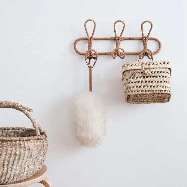 Garderobenhaken mit 3 Haken aus dunklem Rattan Garderobenhaken mit 3 Haken aus dunklem Rattan