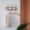 Garderobenhaken mit 3 Haken aus dunklem Rattan Garderobenhaken mit 3 Haken aus dunklem Rattan