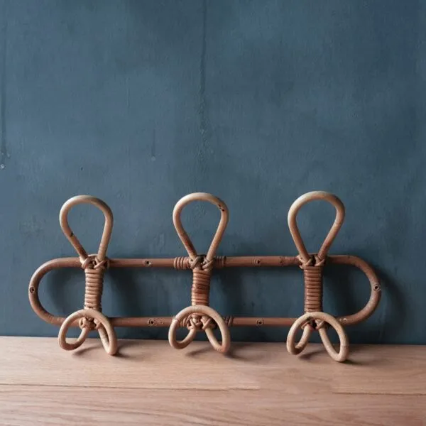 Garderobenhaken mit 3 Haken aus dunklem Rattan Garderobenhaken mit 3 Haken aus dunklem Rattan