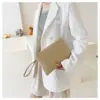 Geflochtene Handtasche mit Trageriemen in Braun Geflochtene Handtasche mit Trageriemen in Braun