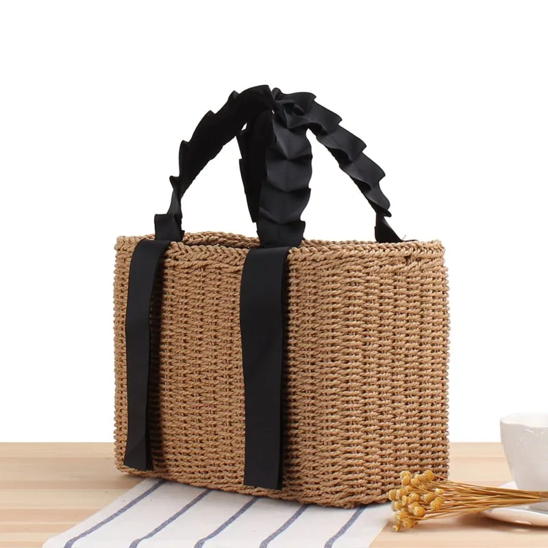 Rattan sorgfältig geflochten, Textur spürbar